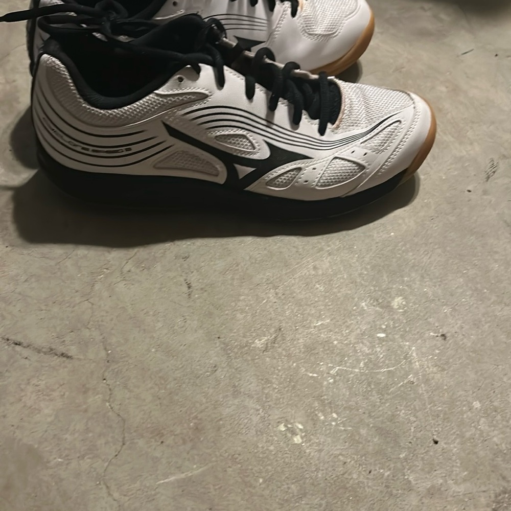 Mizuno White and Black Indoor Sports Shoes size 9.